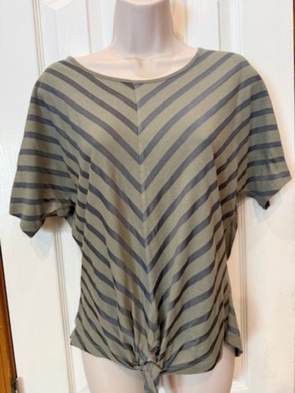 Chico's Ivy Illusion Stripe Top in Vetiver, sz Med - NWT!!